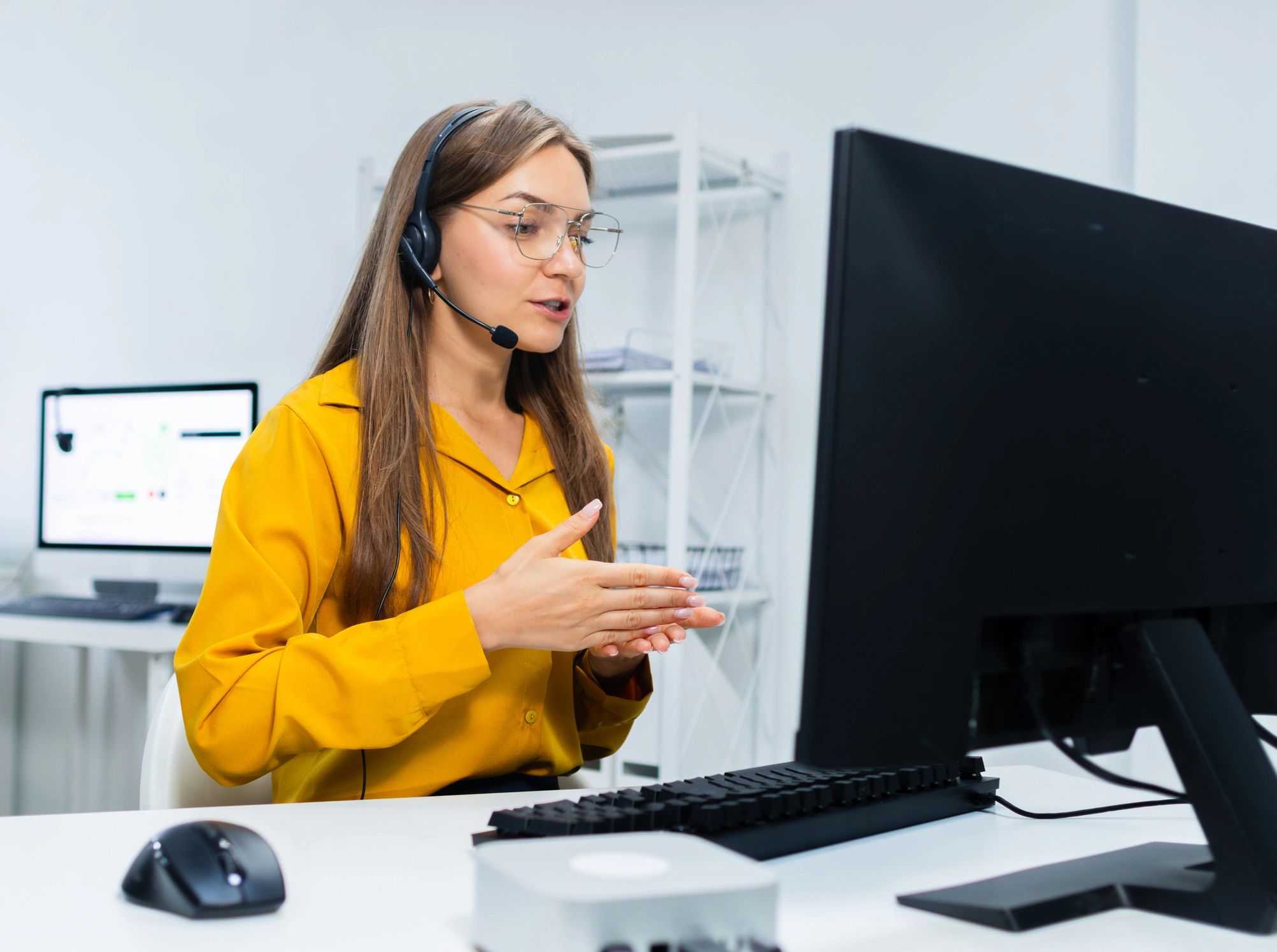 Professional support specialist assisting clients by phone